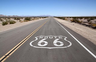 Mojave Desert Route 66 (Tony Hisgett - Flickr (CC BY 2.0))